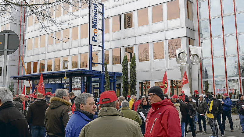 Bild: Kämpfen für betriebliche Mitbestimmung: Warnstreik der IG Metall im Jahr 2023 bei Prominent in Heidelberg. Foto: IG Metall